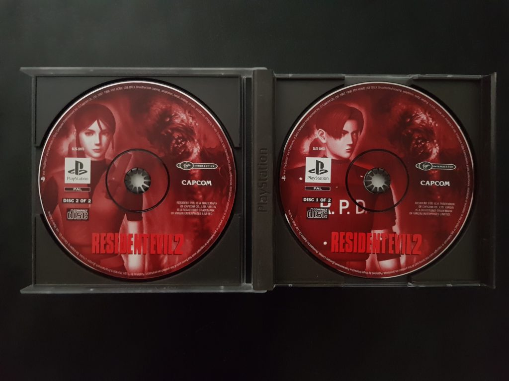 Photo des CD de Resident Evil 2, l'un dédié au personnage de Claire et l'autre au personnage de Leon.